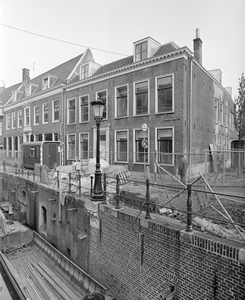 884631 Gezicht op de restauratiewerkzaamheden aan en rond het pand Kromme Nieuwegracht 56 te Utrecht, met rechts de ...